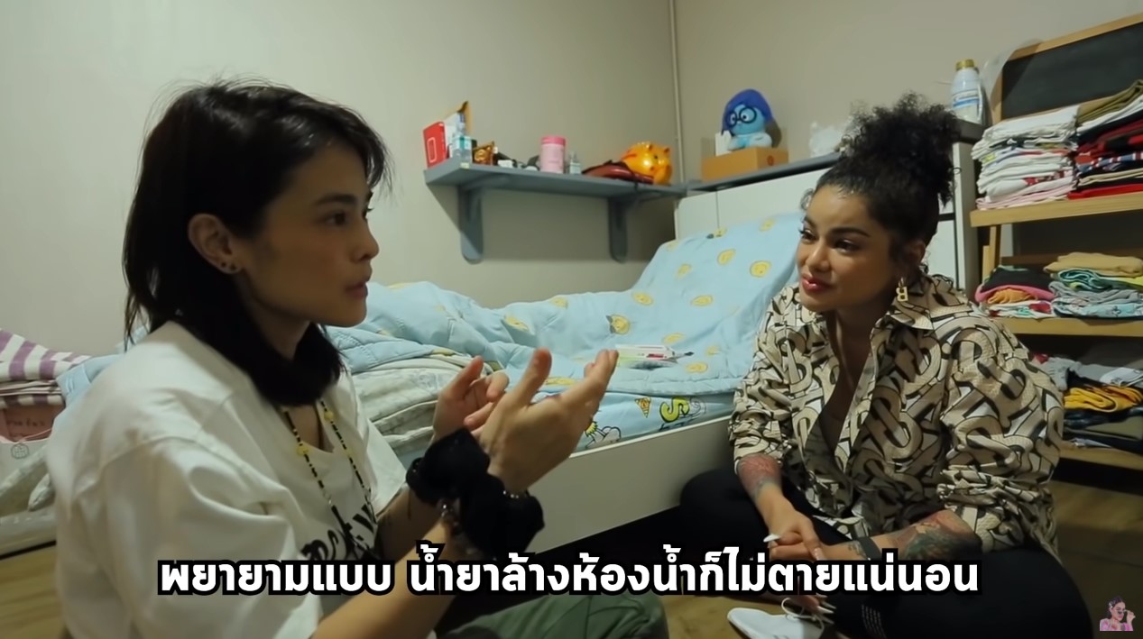 พิมรี่พายกับแฟนคลับกำลังพูดคุยกัน