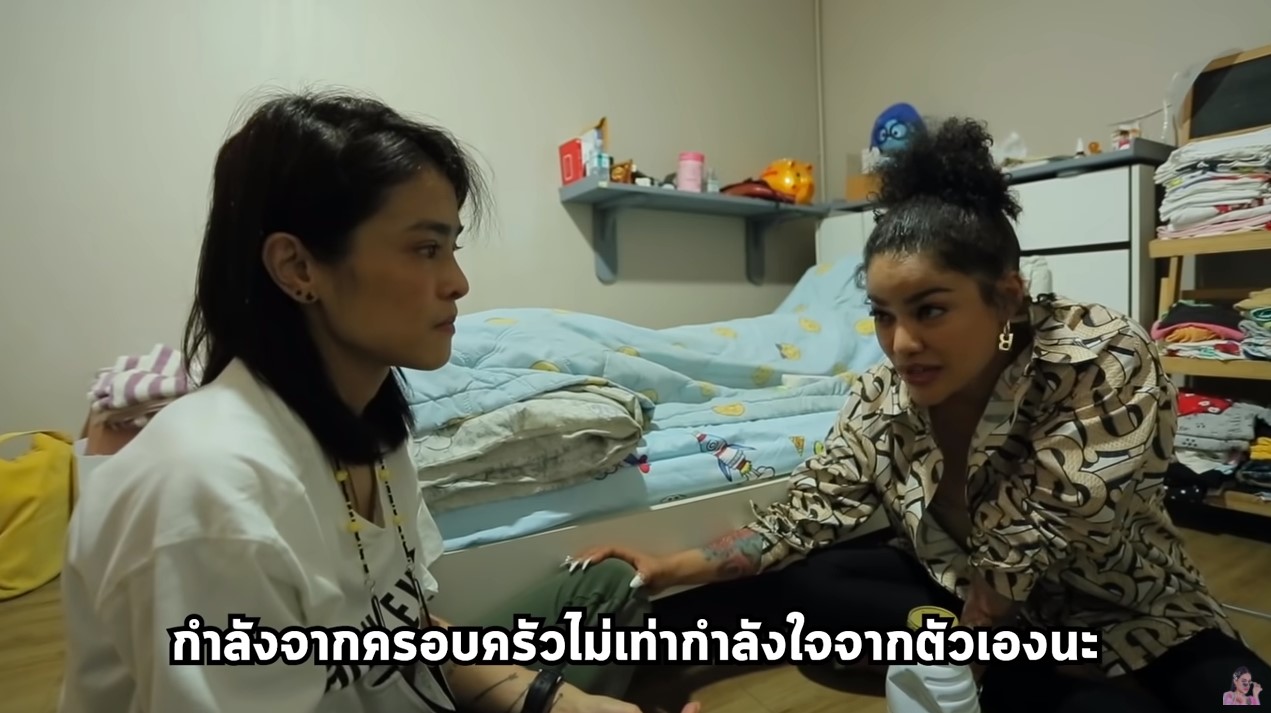 พิมรี่พายกับแฟนคลับกำลังพูดคุยกัน