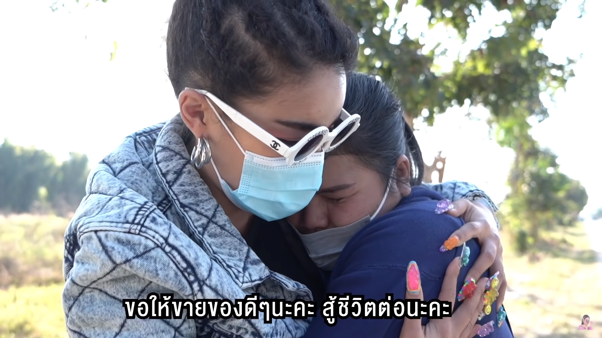 พิมรี่พายกอดให้กำลังใจแม่ค้า